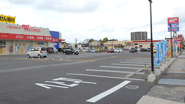 ウェルネス薬局八屋店の駐車場