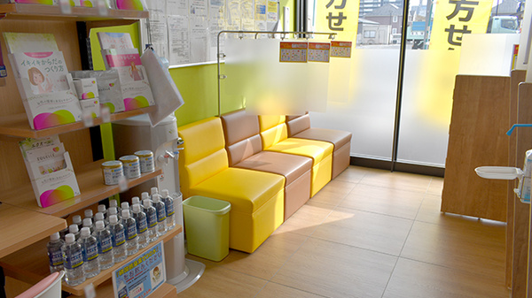 ドラッグイレブン薬局行橋店の待合スペース