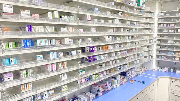 調剤薬局ツルハドラッグ甲府徳行店の薬棚