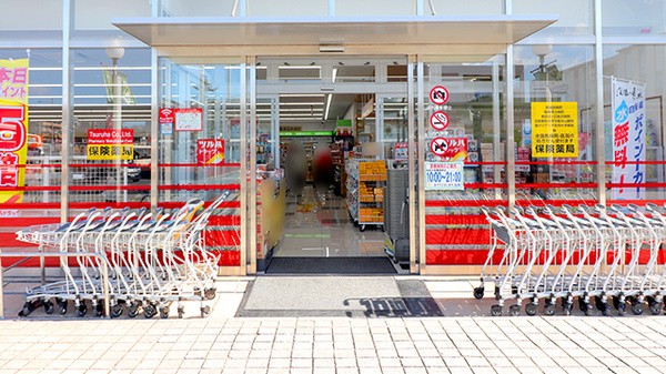 調剤薬局ツルハドラッグ若葉台イースト店の入口