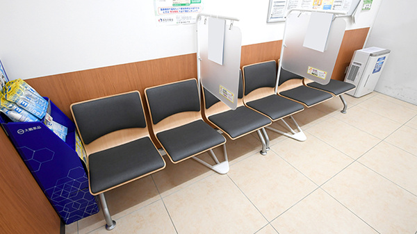 薬局くすりの福太郎　八広駅前店の待合スペース