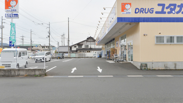 ユタカ薬局市場の駐車場