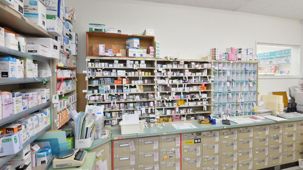 ユタカ薬局白鳥の薬棚