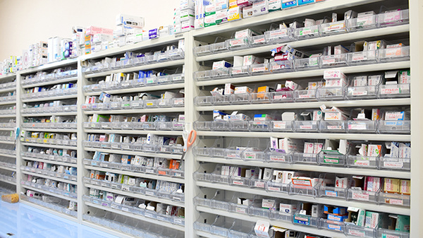 くれよん薬局 岸和田店の薬棚