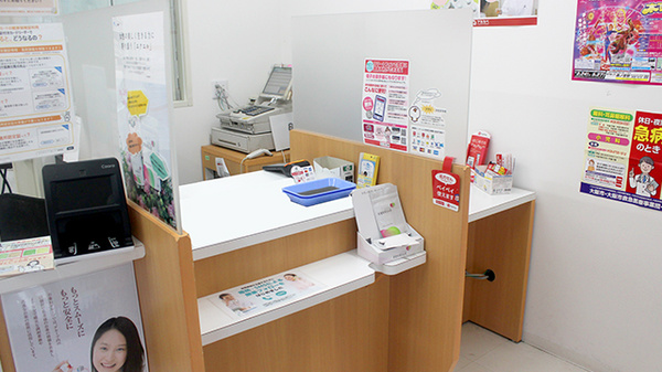アカカベ薬局　京橋店の受付/カウンター