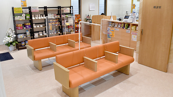 中央薬局　かわわだ店の待合スペース