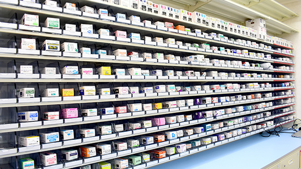 コスモス調剤薬局　京口店の薬棚