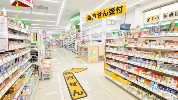 スギ薬局 鞍月店の入口
