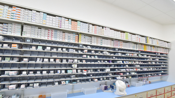 スギ薬局 鞍月店の薬棚