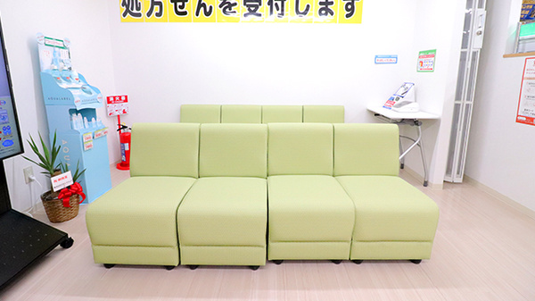 スギ薬局 中野中央店の待合スペース
