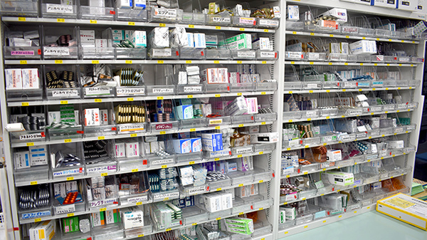 日生薬局　江北店の薬棚
