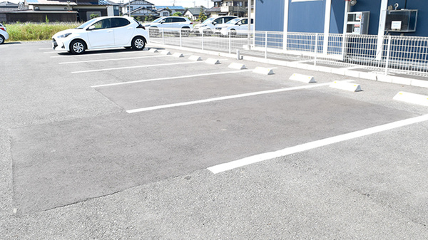にじいろ薬局の駐車場