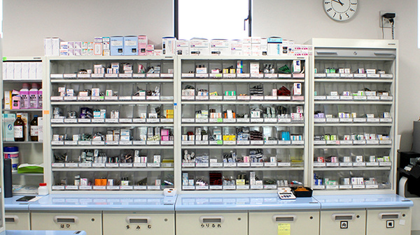 むつみ薬局 光和店の薬棚