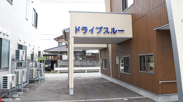 オーク薬局秋吉店のドライブスルー