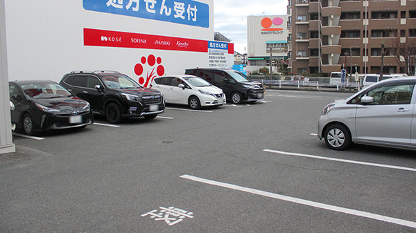 アカカベ薬局　忍ケ丘店の駐車場