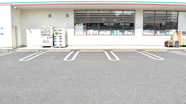 ドラッグセイムス世田谷給田薬局の駐車場