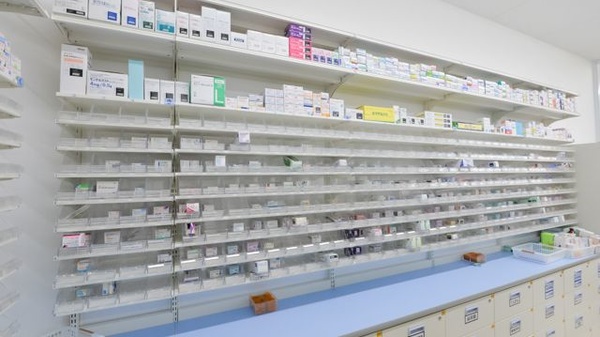 スギ薬局 呼続店の薬棚