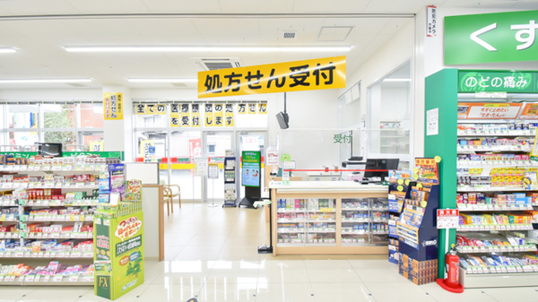 スギ薬局 勝山店の入口