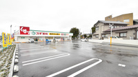 スギ薬局 勝山店の駐車場
