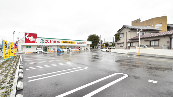 スギ薬局 勝山店の駐車場