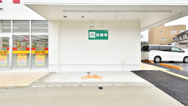 スギ薬局 勝山店の駐輪場