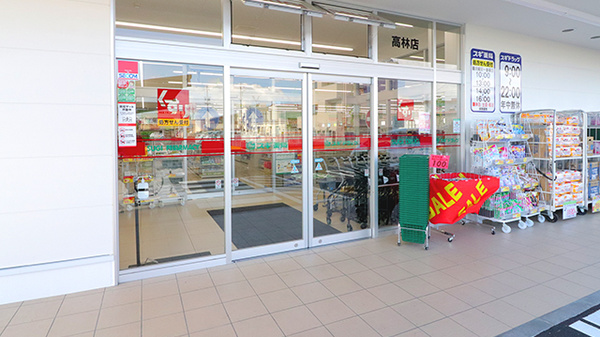 スギ薬局 高林店の入口