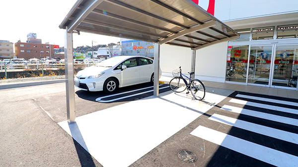 スギ薬局 高林店の駐輪場