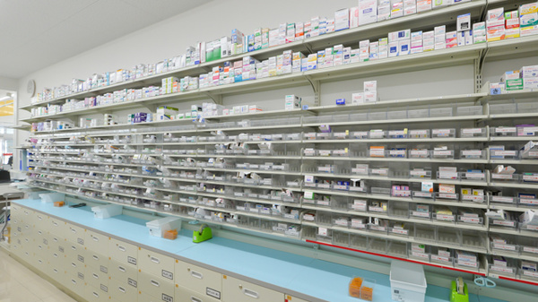 スギ薬局 舞鶴病院前店の薬棚