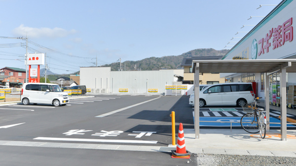 スギ薬局 舞鶴病院前店の駐車場