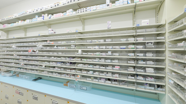 スギ薬局 京橋駅西店の薬棚