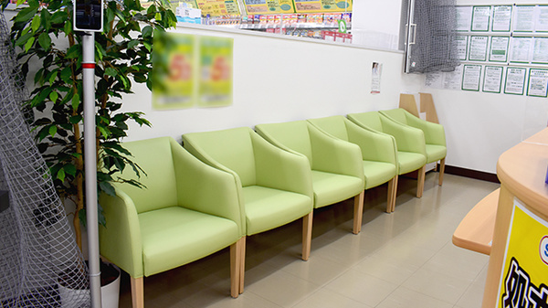 ドラッグセイムス松山中央薬局の待合スペース