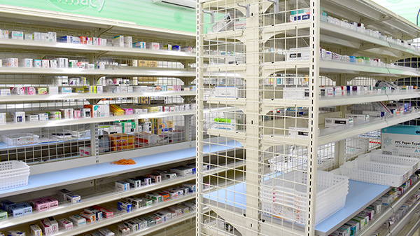 ドラッグセイムス松山中央薬局の薬棚