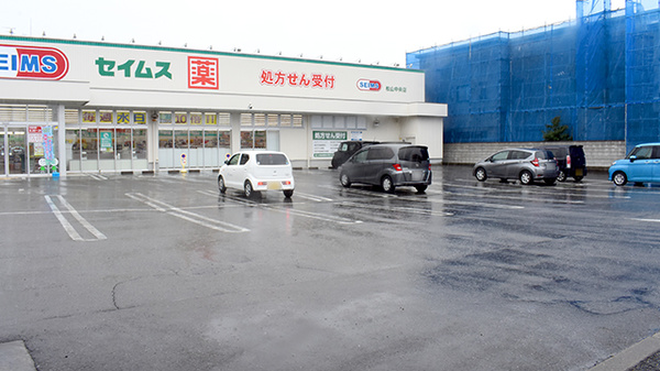 ドラッグセイムス松山中央薬局の駐車場