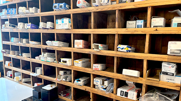 La　Pharmacie “Nocturne”の薬棚