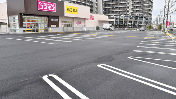 コスモス調剤薬局　伊奈平店の駐車場