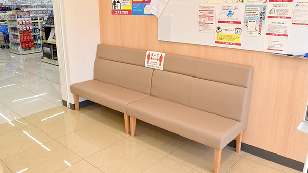コスモス調剤薬局　秋川店の待合スペース