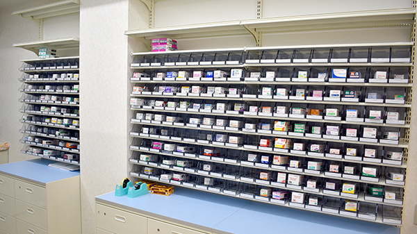 コスモス調剤薬局　四之宮店の薬棚