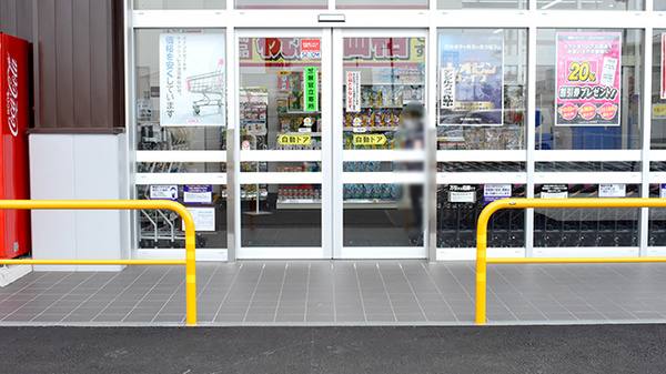 コスモス調剤薬局　伊勢小木店の入口