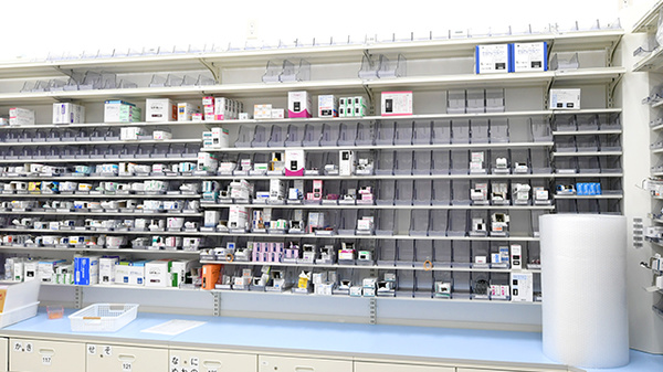 薬局くすりの福太郎　仁戸名店の薬棚