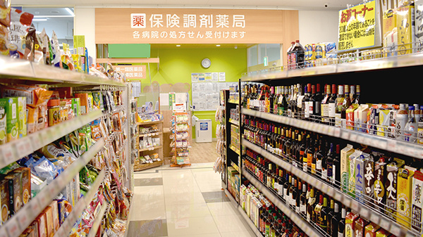 調剤薬局ツルハドラッグ山形緑町店の入口
