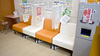 調剤薬局ツルハドラッグ函館湯川西店の待合スペース