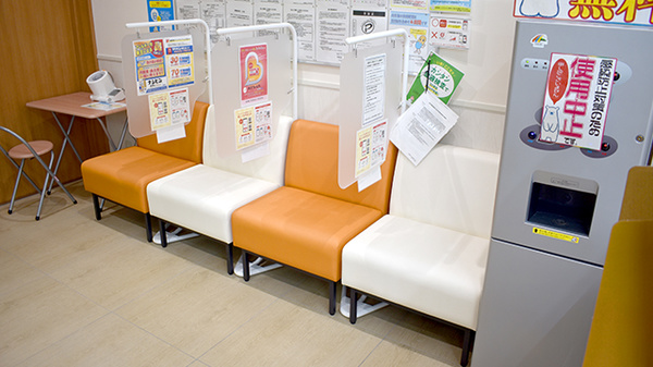 調剤薬局ツルハドラッグ函館湯川西店の待合スペース