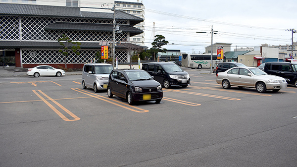 調剤薬局ツルハドラッグ函館湯川西店の駐車場