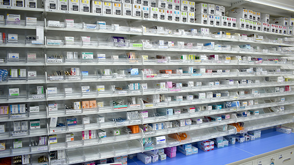調剤薬局ツルハドラッグ函館湯川西店の薬棚