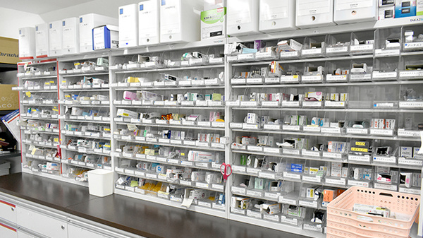 ファルコ薬局 二条駅東口店の薬棚
