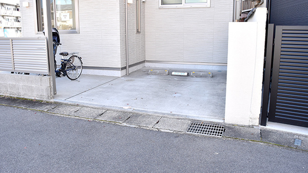 西向日ゆう薬局の駐車場