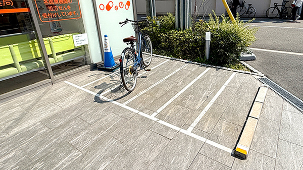 はなぞの薬局の駐輪場