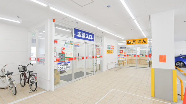 スギ薬局　高槻真上店の入口