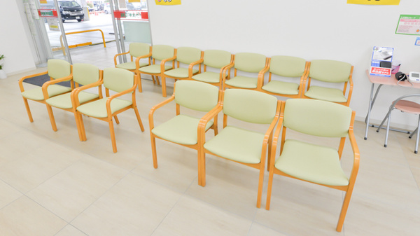 スギ薬局　高槻真上店の待合スペース