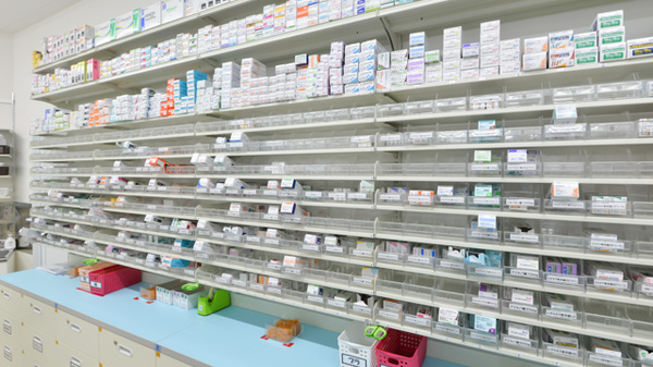 スギ薬局　高槻真上店の薬棚